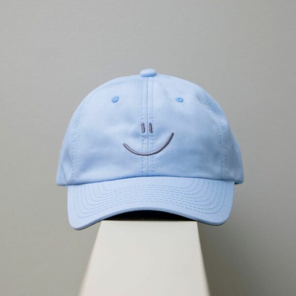 gorra gris diseno happy face marca tishas cl sico 152510 CELESTE 1