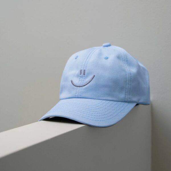 gorra gris diseno happy face marca tishas cl sico 152510 CELESTE 2