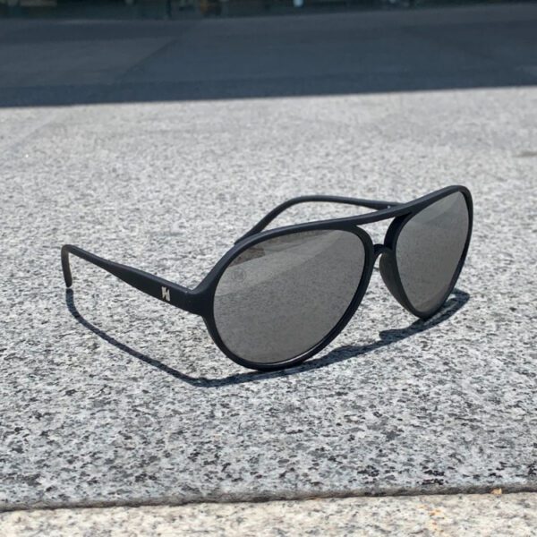 lentes gris estilo tomcat marca holler cl sico 143487 GRIS 1